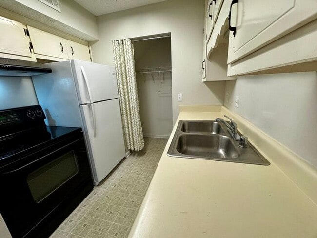 Building Photo - Townhome with attached garage near Tech Corridor and Research Park