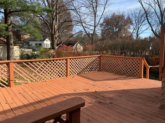 Building Photo - Spacious Three Bedroom/Three Bath Ranch in...