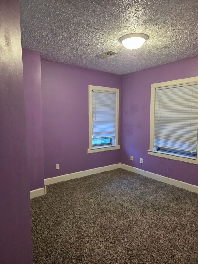 Building Photo - Beautiful 3-bedroom house available now