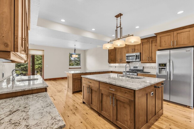 Building Photo - Stunning Mountain Retreat