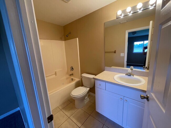 Building Photo - Nice 2 Bed plus a Den!, 2 Bath with a 1 Car Garage.