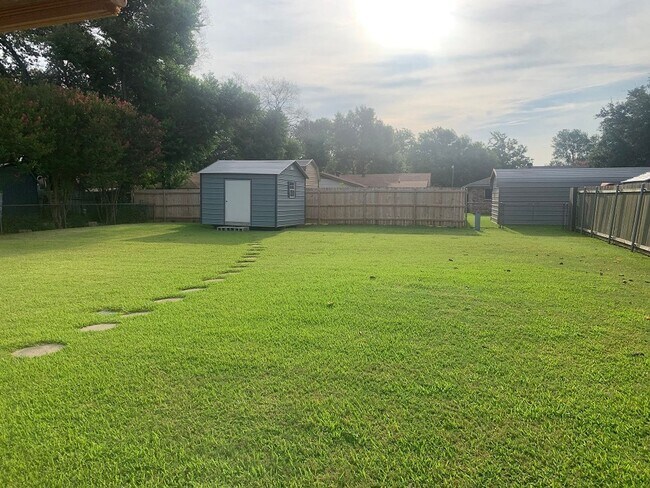 Building Photo - GREENACRES IS THE PLACE TO BE!