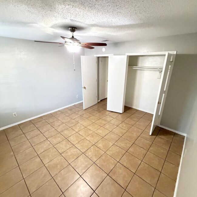 Building Photo - 2640 Glenmore Dr