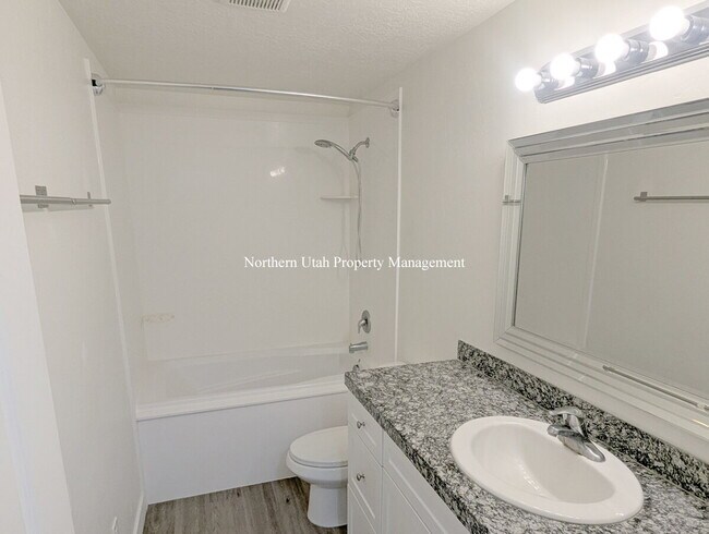 Building Photo - Spacious 3-Bed, 2-Bath Gem in Bountiful