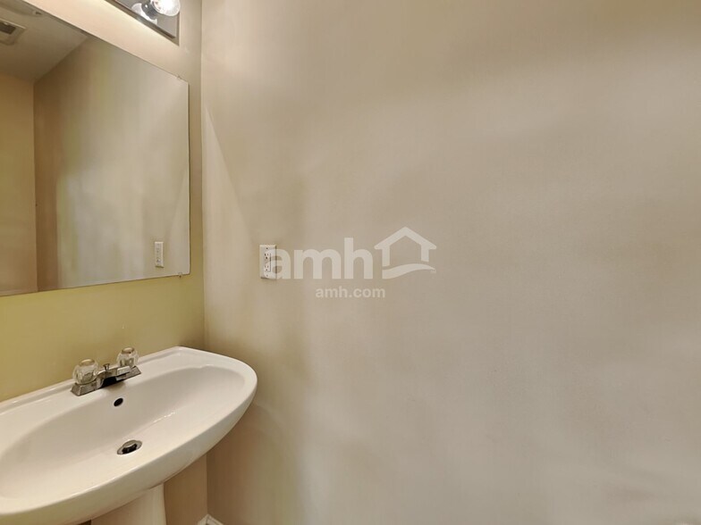 Building Photo - 204 Cloverdale Dr