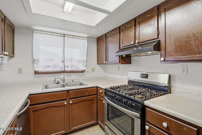 Building Photo - 10720 Sugarland Dr