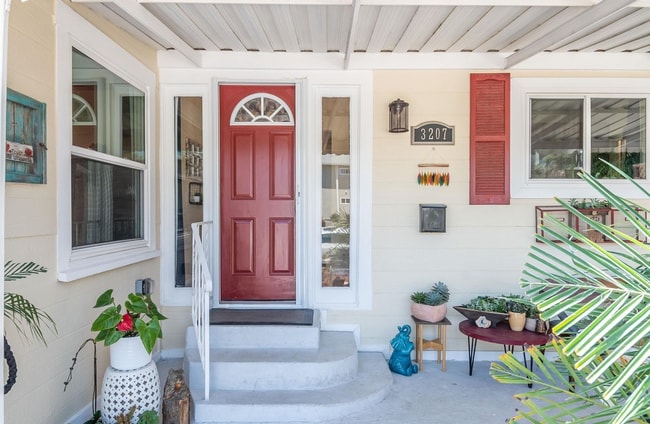 Building Photo - This 1bed/1bath bungalow comes with a BONU...
