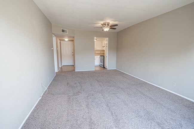 Building Photo - 1 Bedroom Condo for Rent in Canyon Country!