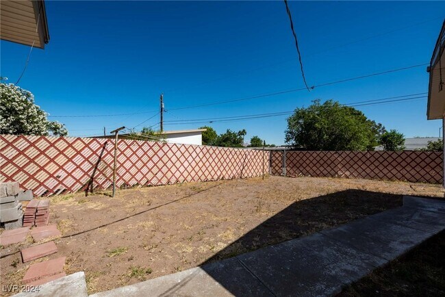 Building Photo - 227 S Texas Ave
