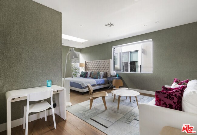 Building Photo - 814 Crestmoore Pl