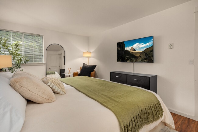 Building Photo - 215 9th St