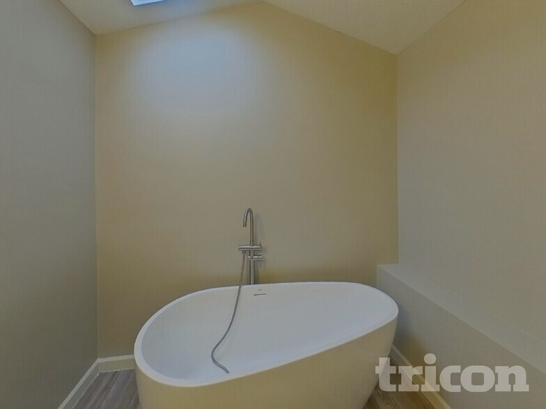 Building Photo - 245 Bentley Way