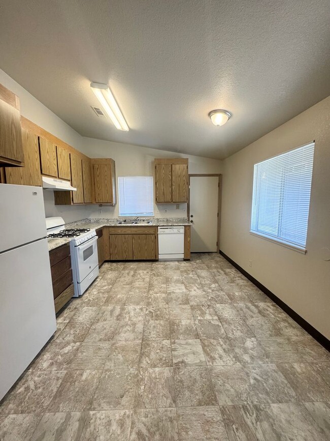 Building Photo - SPACIOUS 3 BEDROOM DUPLEX LOCATED IN NORTH...