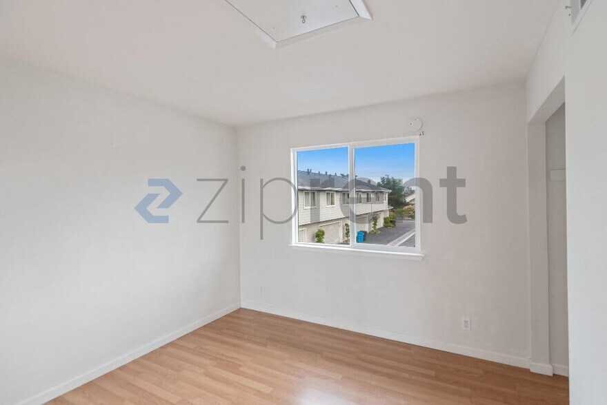 Building Photo - Unit