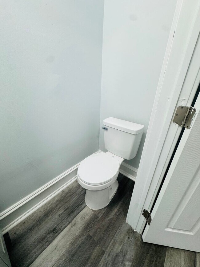 Building Photo - Large 4 bd Remodeled Section 8 Home!! Sect...