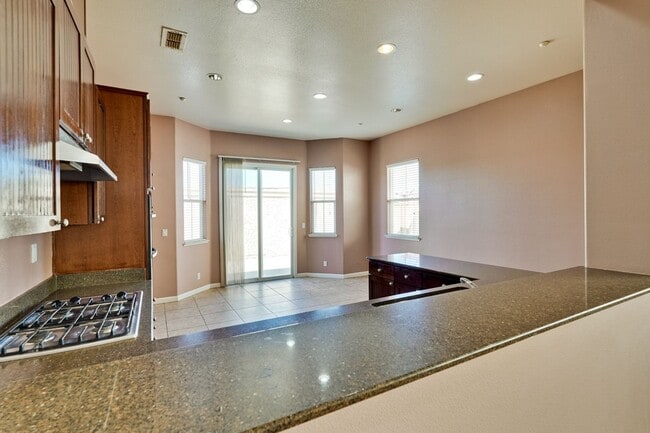 Building Photo - Spacious 3 Bedroom, 2 Bathroom Home with D...