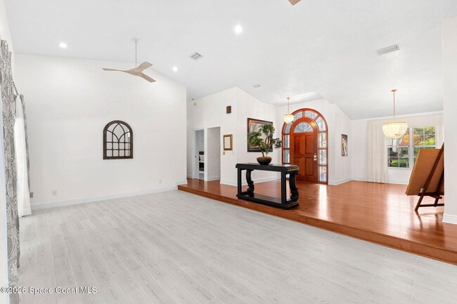 Building Photo - 662 Rossmoor Cir