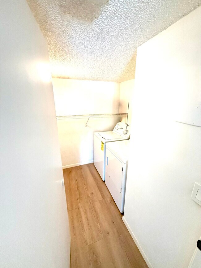 Building Photo - 13750 Oneida Dr