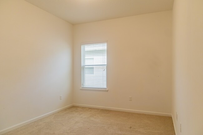 Building Photo - 10104 Bedford Lakes Ct