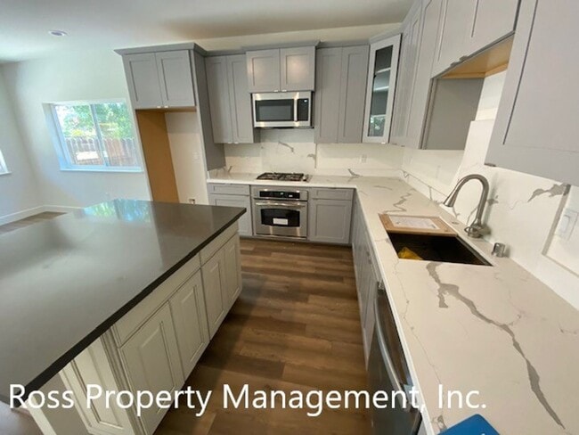 Building Photo - Immaculately Two Story Home Ready for Imme...