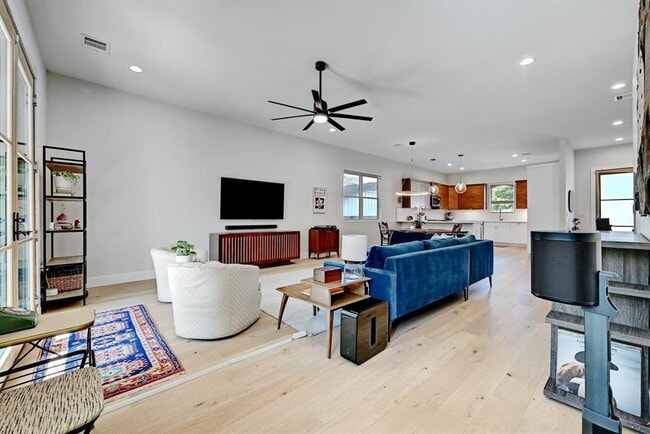 Building Photo - 4707 Craigwood Dr