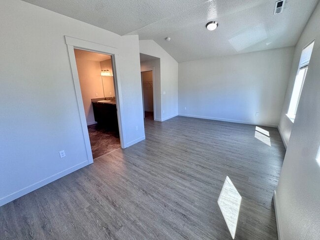 Building Photo - 5724 NE 47th St