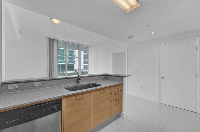 Building Photo - 1 bedroom and 1 bath condo located east side of Biscayne Blvd Miami Florida