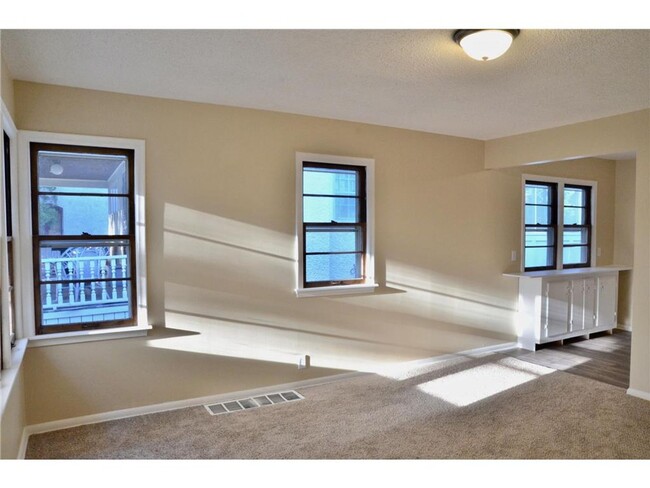 Building Photo - Large 1 bedroom side by side - Section 8 a...