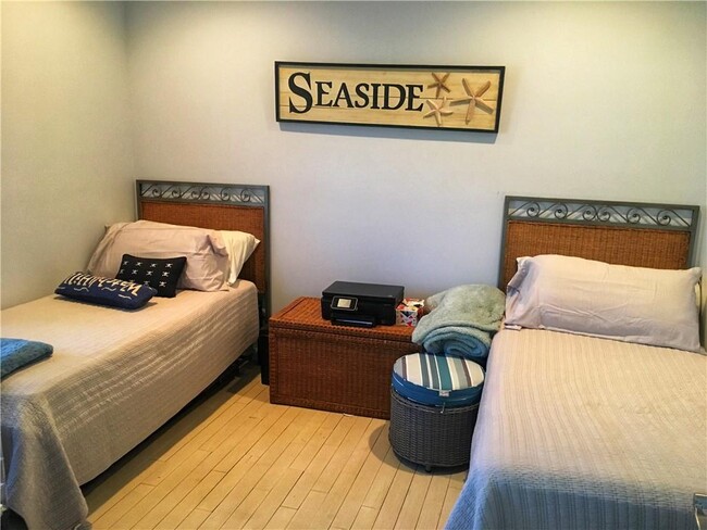 Building Photo - 118 Bay St