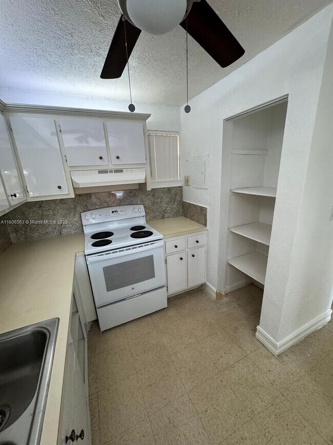 Building Photo - 1910 W 56th St