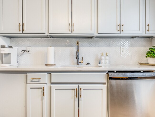 Building Photo - DeLesseps Furnished Apartment