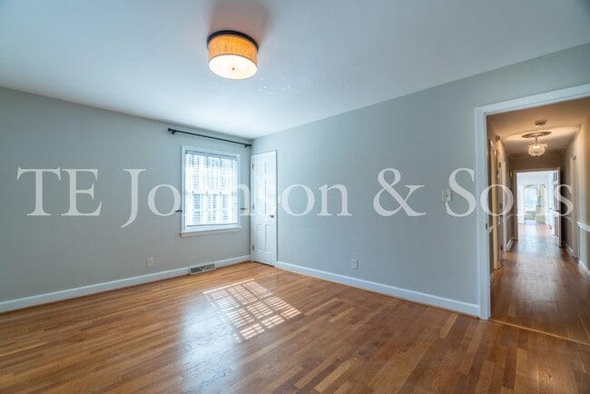 Building Photo - Spacious 5 Bedroom Home in the Heart of Sherwood Forest