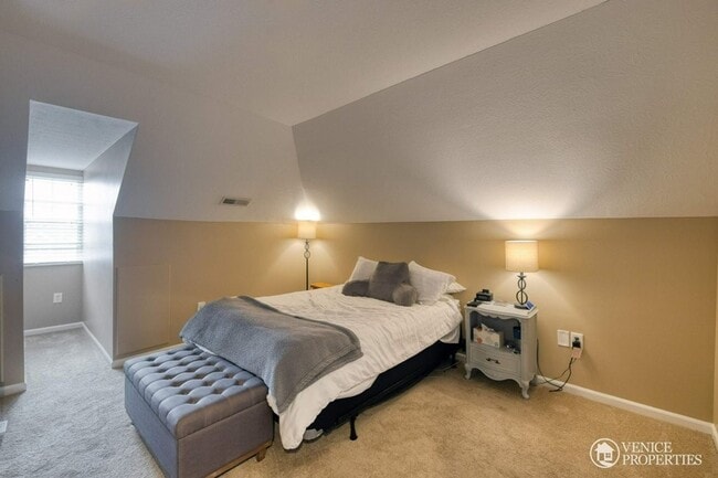 Building Photo - Three Bedroom with garage near Grandview