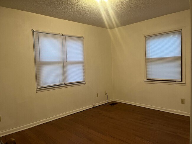 Building Photo - LARGE 2 BEDROOM HOME WITH OVER 1000 SQ. FT. OF LIVING SPACE, FAMILY ROOM, LIVING ROOM & SINGLE GA...