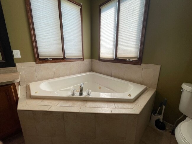 Building Photo - Clinton Twp Home-4-Bedroom, 2.5 Baths, Lau...