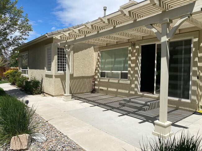 Building Photo - Huge 3 Bed 2 Bath + Den Golf Course Hom...