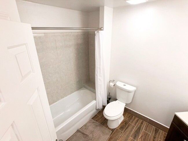 Building Photo - Beautiful Updated 2BR/2BA Condo Near Beltline