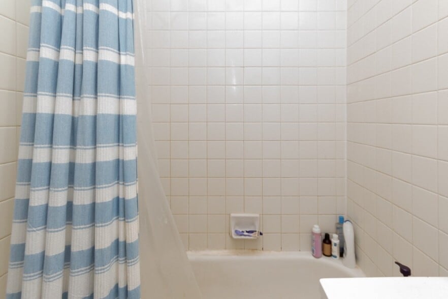 Building Photo - 2616 N Marshfield Ave