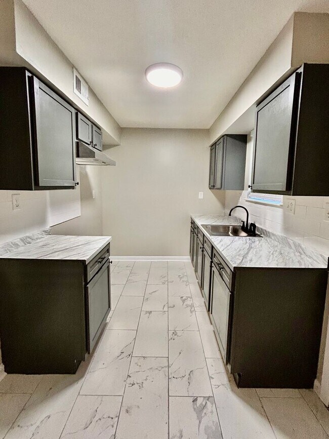 Building Photo - Cute 2-bedroom 1.5 bath duplex in Mid-Town