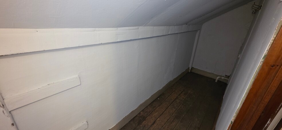 Upstairs Hall Closet - 8295 Limeridge Rd