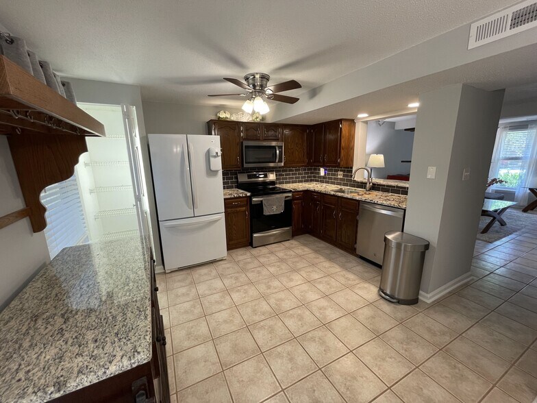 Kitchen with ceiling fan, high-end appliances including an induction stove with convection oven, und - 4204 Whistler Ct