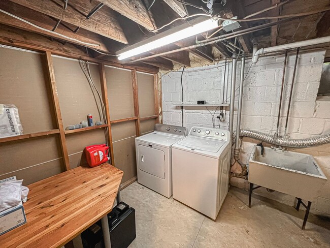 Building Photo - Sunny and Bright 4 Bedroom 3 Bath 2 Level ...
