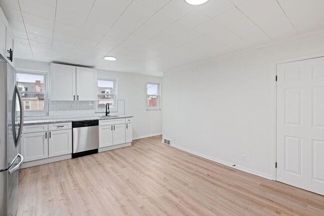 Building Photo - 2 bed 1 bath - all updated, central air, laundry, great location