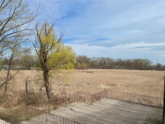 Building Photo - 1304 W Medicine Lake Dr