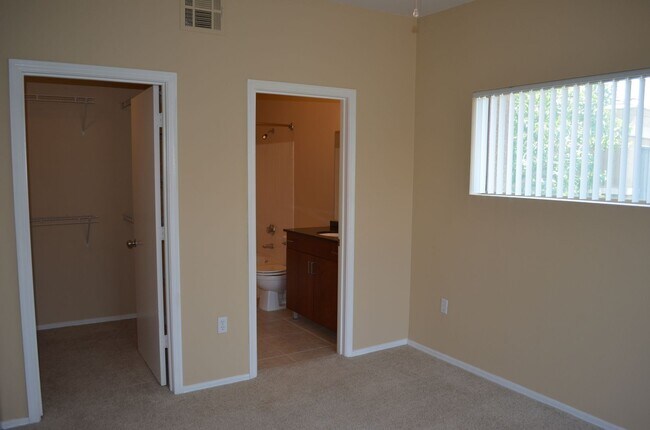 Building Photo - MOVE IN Special!!  Biltmore 2 bedroom!