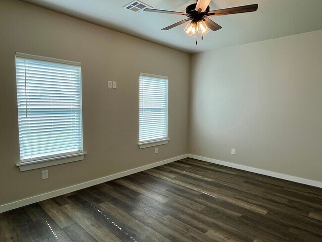 Building Photo - Large 1 Bed, 1 Bath in Beautifully Well-Ma...