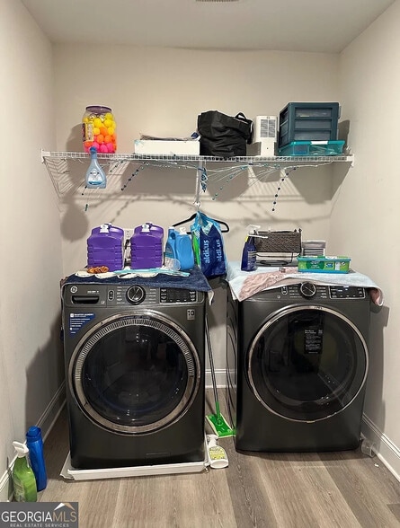 Building Photo - Room in House on Benjamin Dr