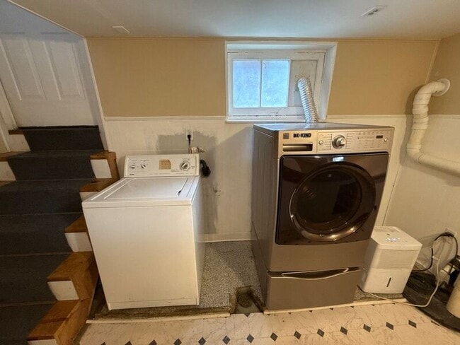 Building Photo - 1615 D St NE