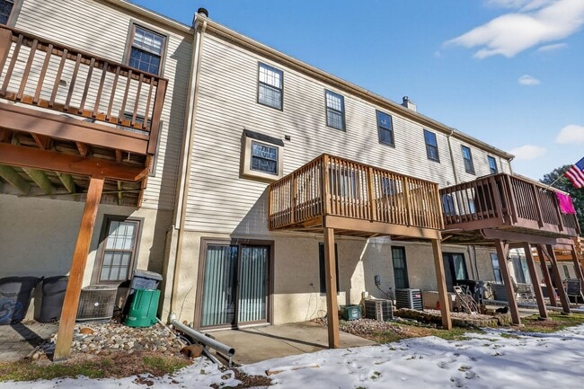 Building Photo - Newly Refinished 2 Bedroom Townhome