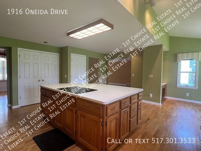 Building Photo - 1916 Oneida Dr